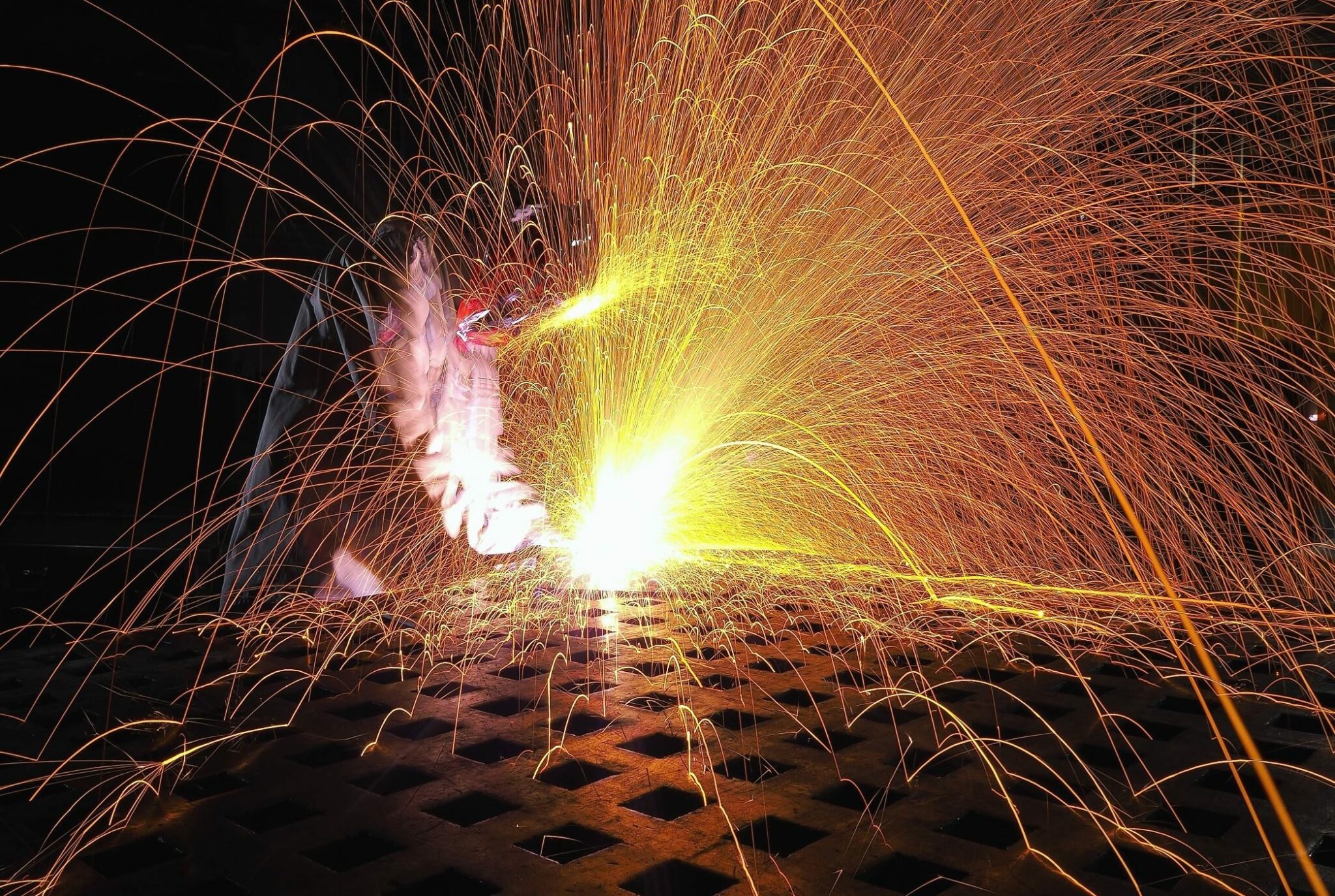 image d'illustration : photo d'étincelles produites par le travail du fer